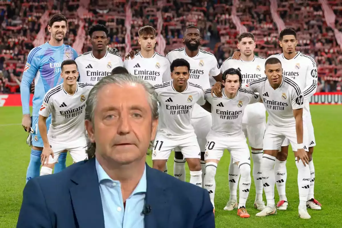 Un grupo de jugadores de fútbol posando en el campo con un hombre en traje al frente.