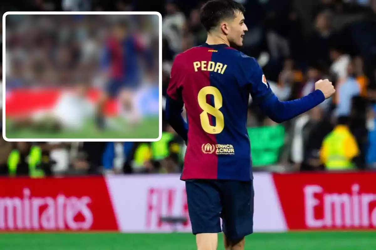 Jugador de fútbol con camiseta azul y roja número 8 en un estadio.