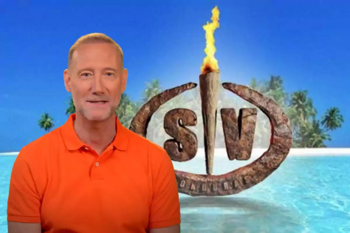 Un hombre con camisa naranja frente a un fondo tropical con el logo de un programa de supervivencia.