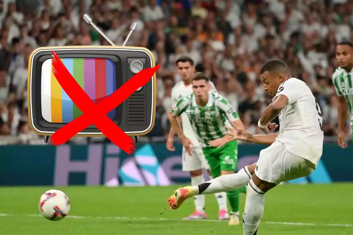 Un jugador de fútbol ejecuta un tiro penal mientras una imagen de un televisor con una cruz roja aparece superpuesta.