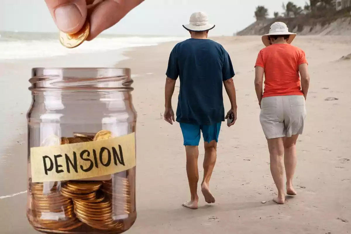 Una pareja de personas mayores caminando por la playa mientras una mano deposita monedas en un frasco etiquetado como "pensión".