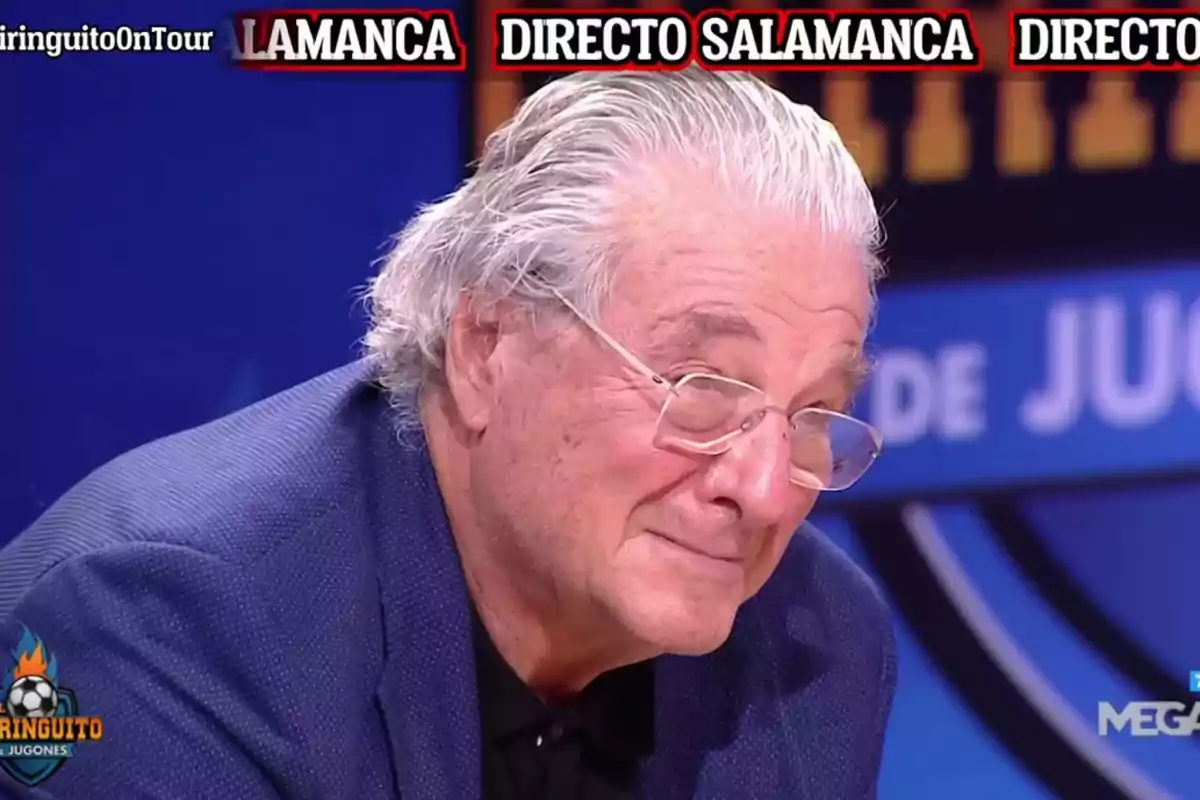 Un hombre mayor con gafas y cabello canoso en un programa de televisión llamado "El Chiringuito de Jugones" con el texto "DIRECTO SALAMANCA" en la parte superior.