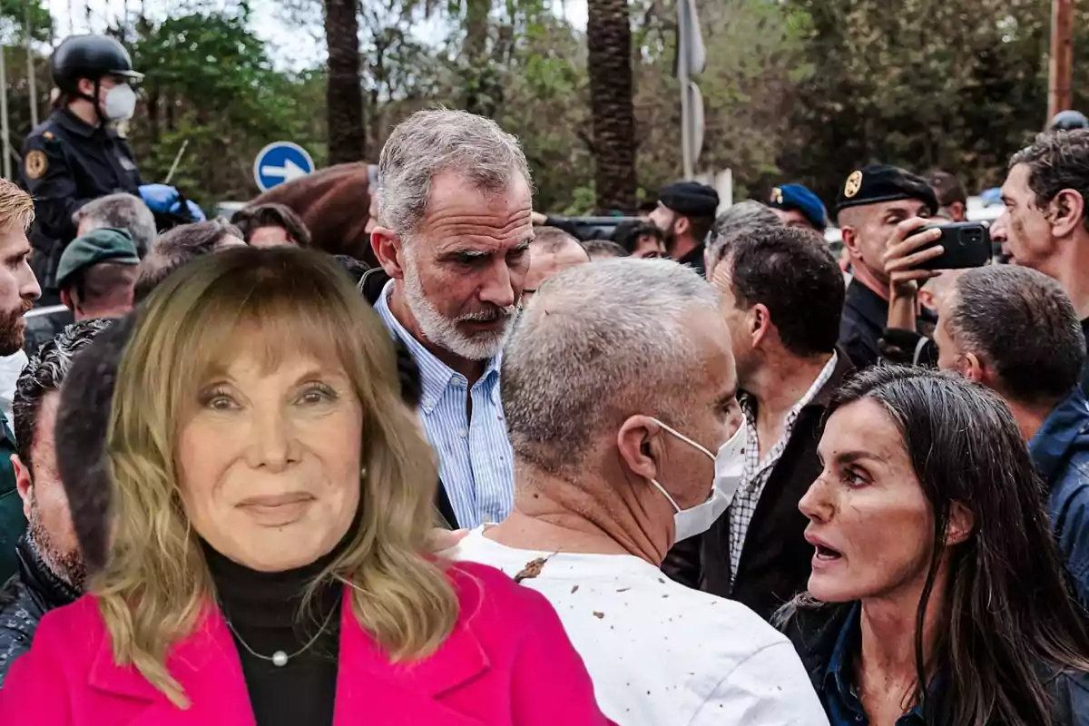 Un grupo de personas en un evento al aire libre con una mujer en primer plano vistiendo un abrigo rosa.