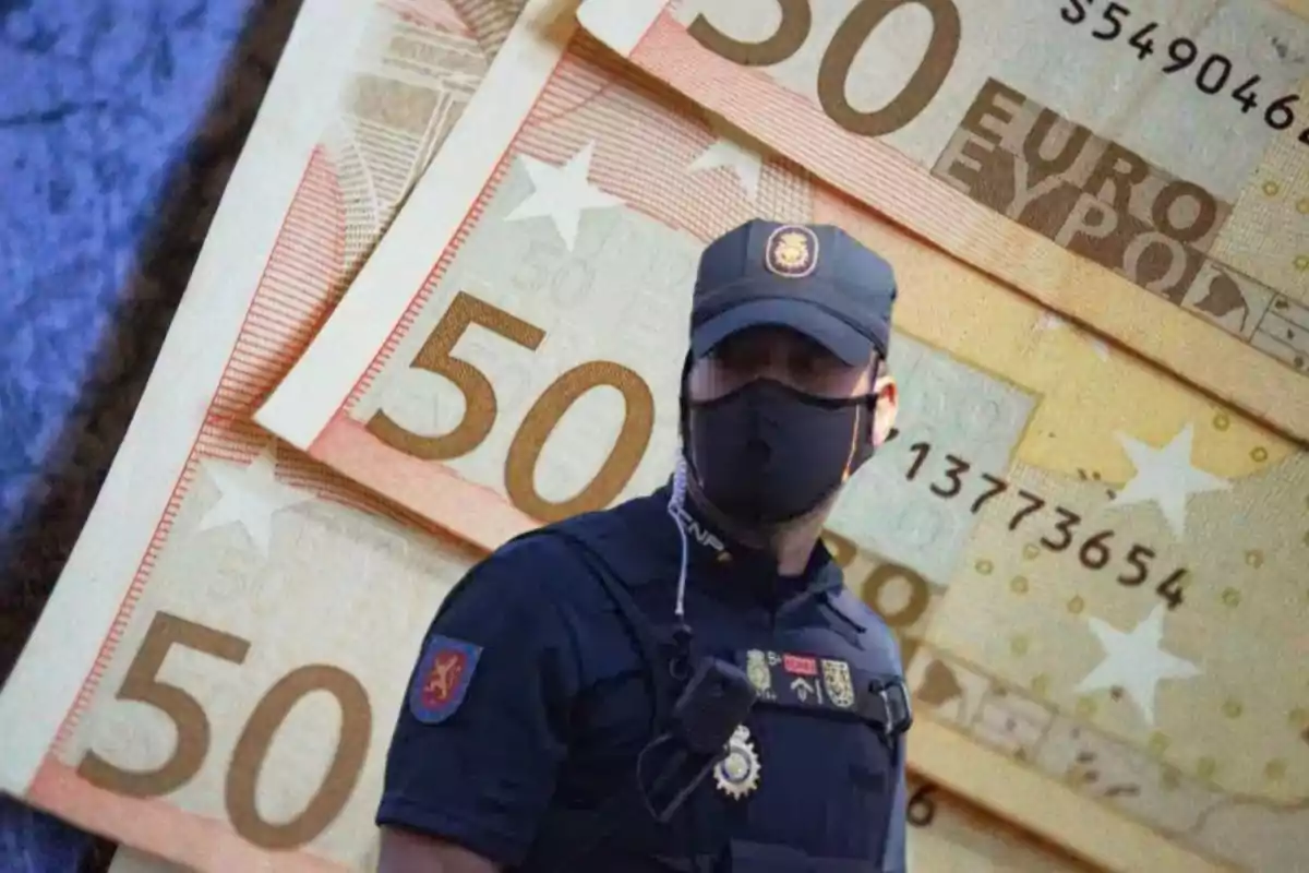 Policía con mascarilla frente a billetes de 50 euros.