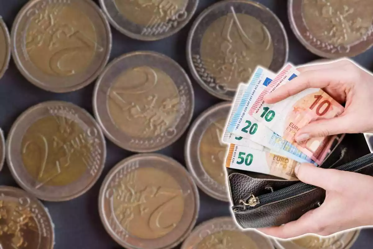 Montaje con conjunto de monedas de 2 euros de fondo y manos sujetando monedero con billetes de euro Montaje con conjunto de monedas de 2 euros de fondo y manos sujetando monedero con billetes de euro