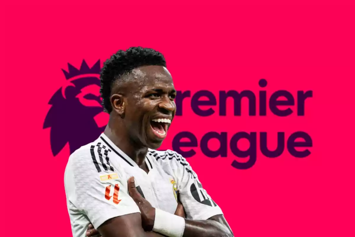 Un jugador de fútbol sonriente con el logo de la Premier League de fondo.