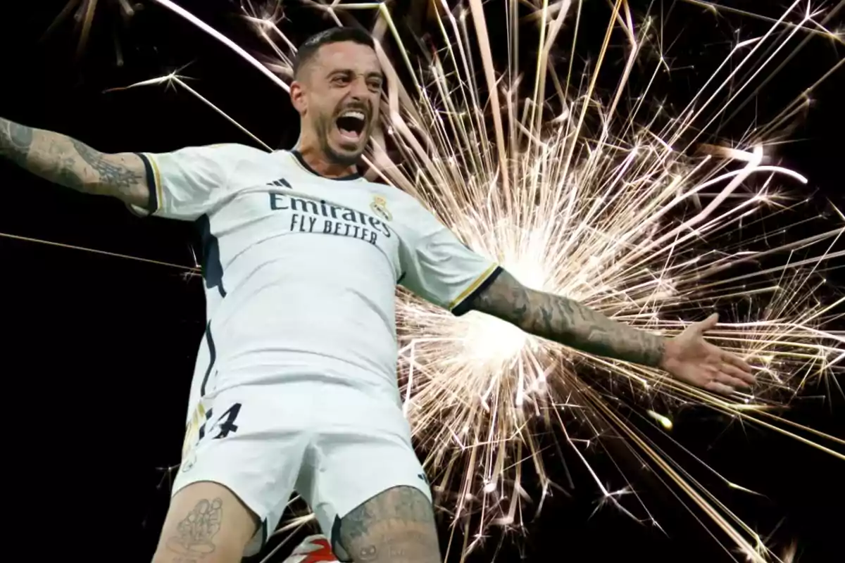 Jugador de fútbol celebrando con fuegos artificiales de fondo.