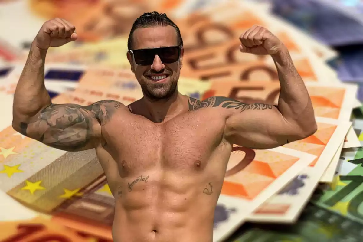 Hombre musculoso con gafas de sol posando frente a un fondo de billetes de euro.