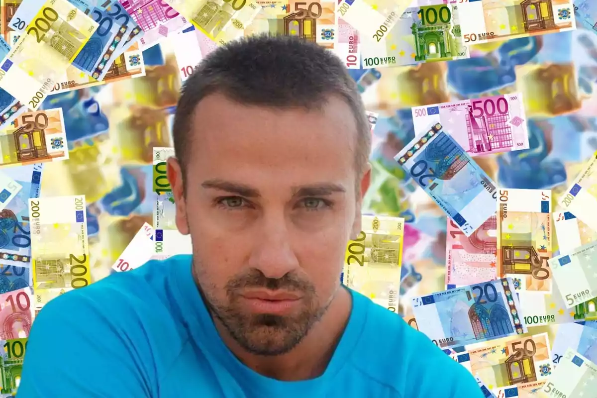 Un hombre con barba y cabello corto, vestido con una camiseta azul, está frente a un fondo lleno de billetes de euro de diferentes denominaciones.