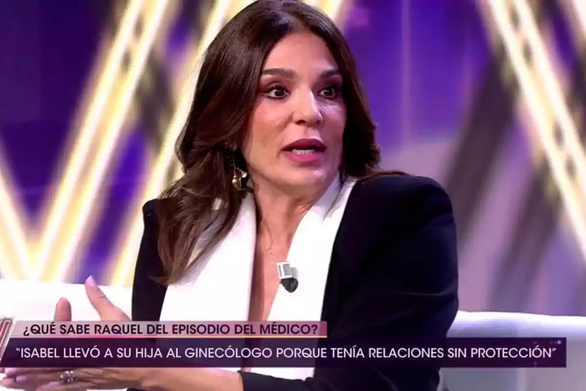 Mujer hablando en un programa de televisión con un fondo iluminado y subtítulos en la parte inferior.