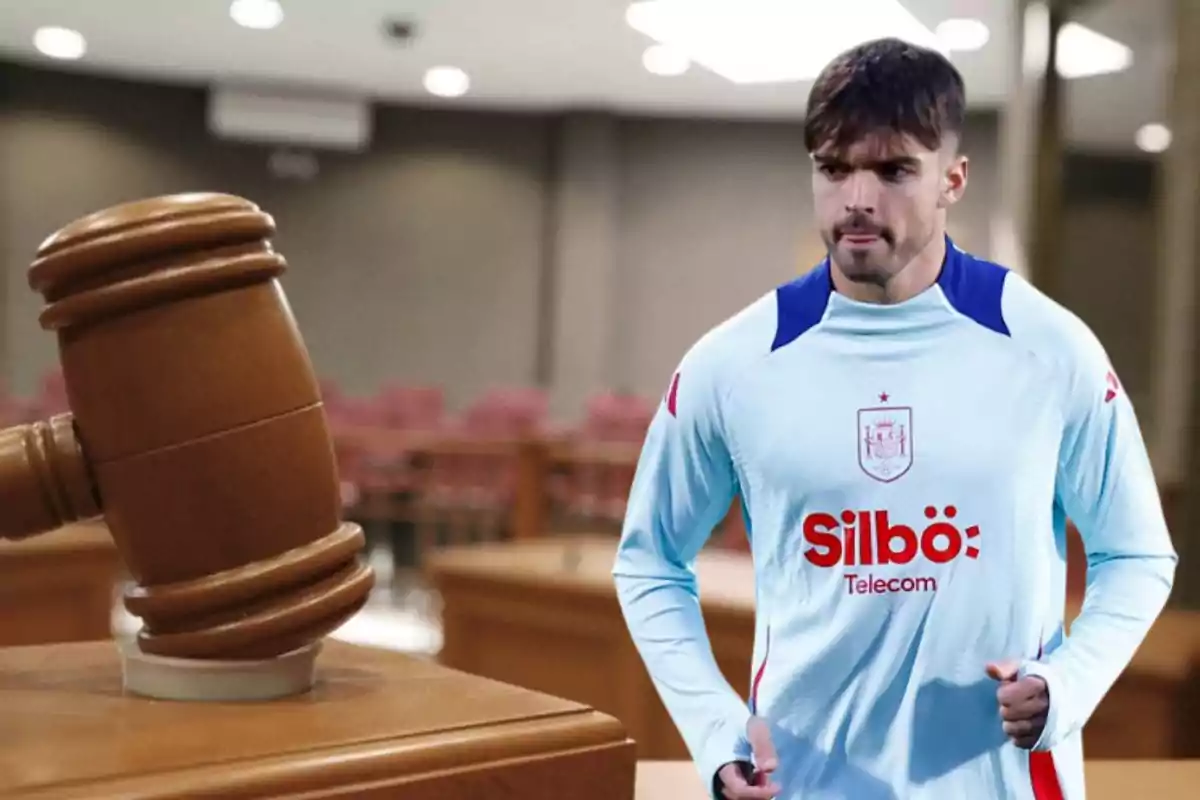 Un jugador de fútbol con uniforme azul claro aparece en una sala de tribunal junto a un mazo de juez.