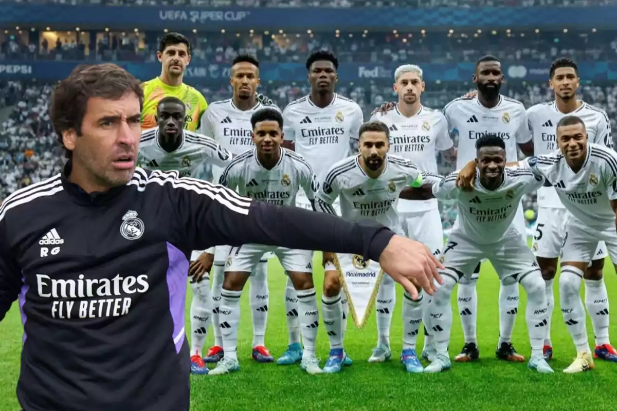 Un grupo de jugadores de fútbol del Real Madrid posando en el campo con su entrenador en primer plano.