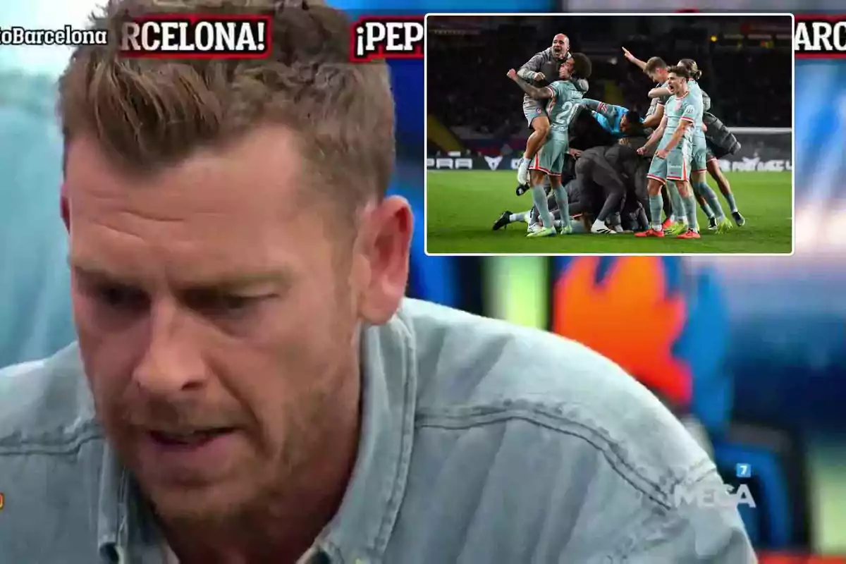 Un hombre con expresión seria aparece en un programa de televisión, mientras en un recuadro se muestra a un grupo de jugadores de fútbol celebrando en el campo.