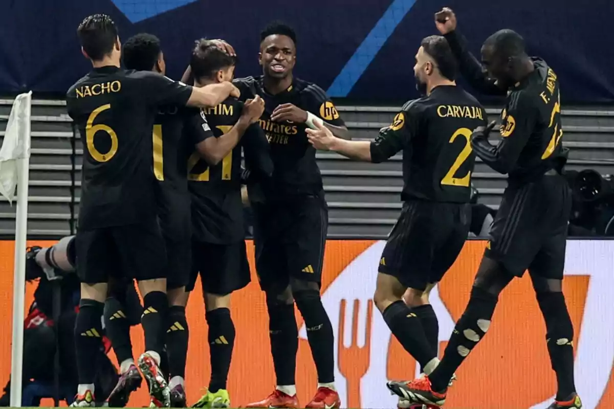 Jugadores de fútbol celebrando un gol en el campo.