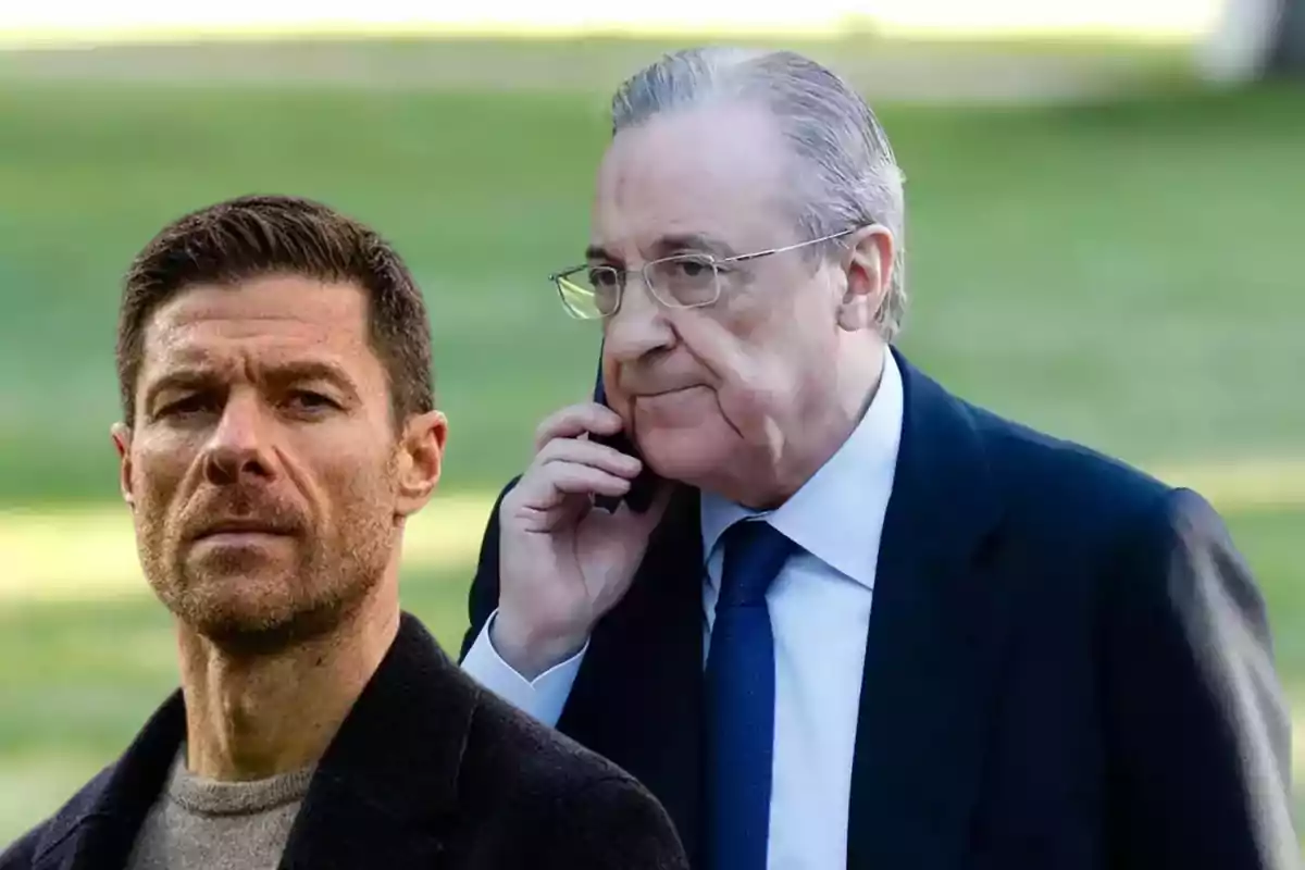 Dos hombres, uno con barba y otro con gafas, el segundo hablando por teléfono en un entorno al aire libre.