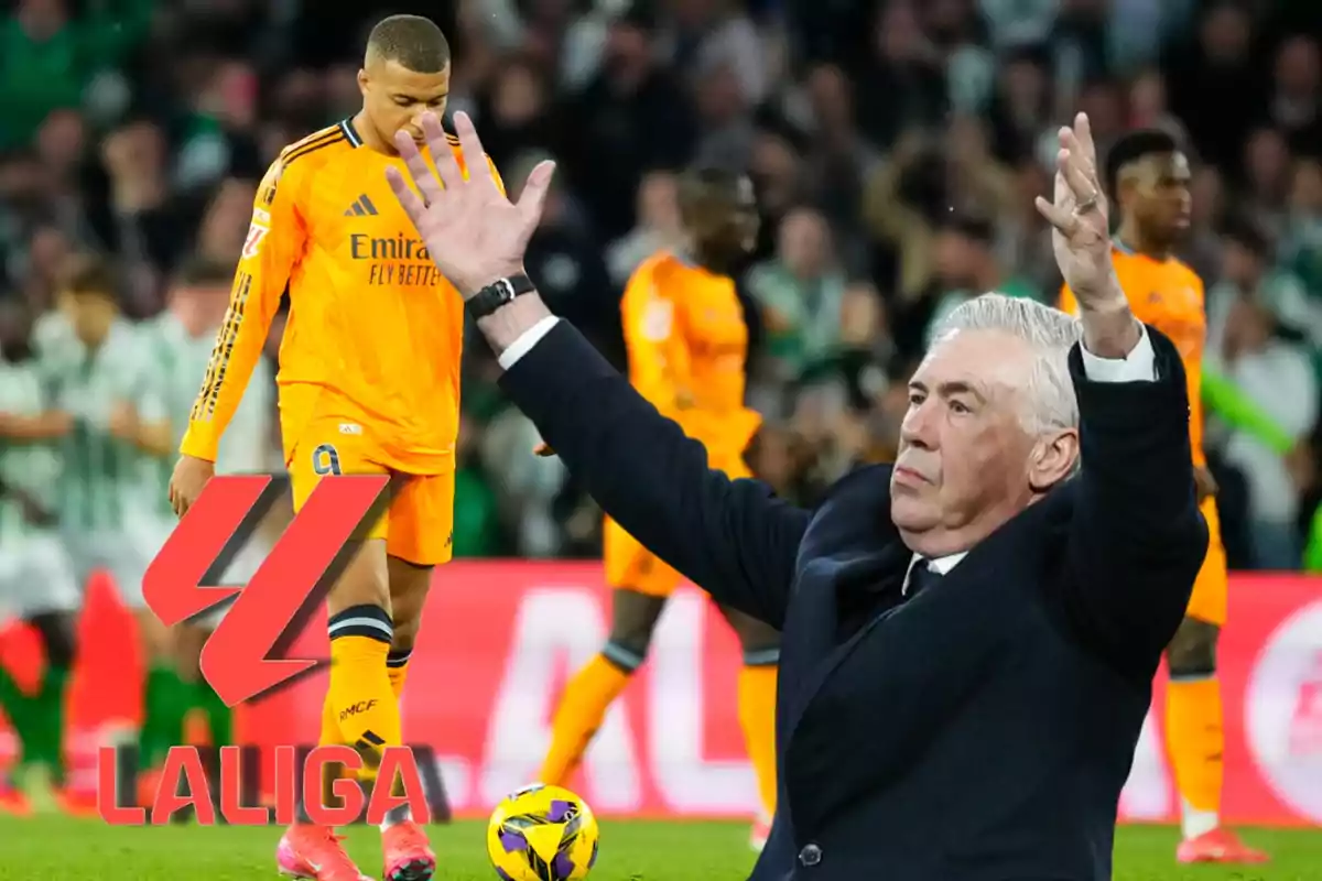 Un entrenador levanta los brazos mientras un jugador con uniforme naranja camina cabizbajo en un partido de fútbol de LaLiga.