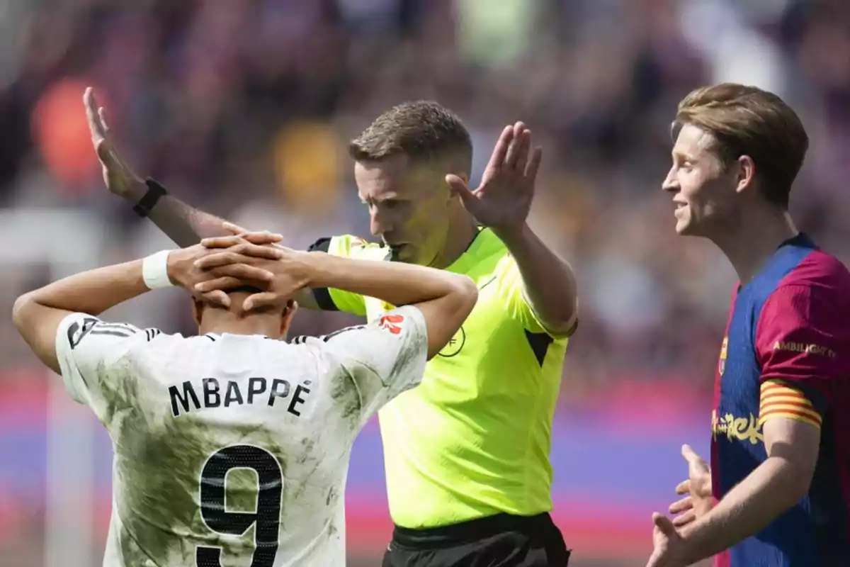 Un árbitro en uniforme amarillo gesticula con las manos mientras un jugador con camiseta blanca se lleva las manos a la cabeza y otro jugador con camiseta azul y roja observa la escena.