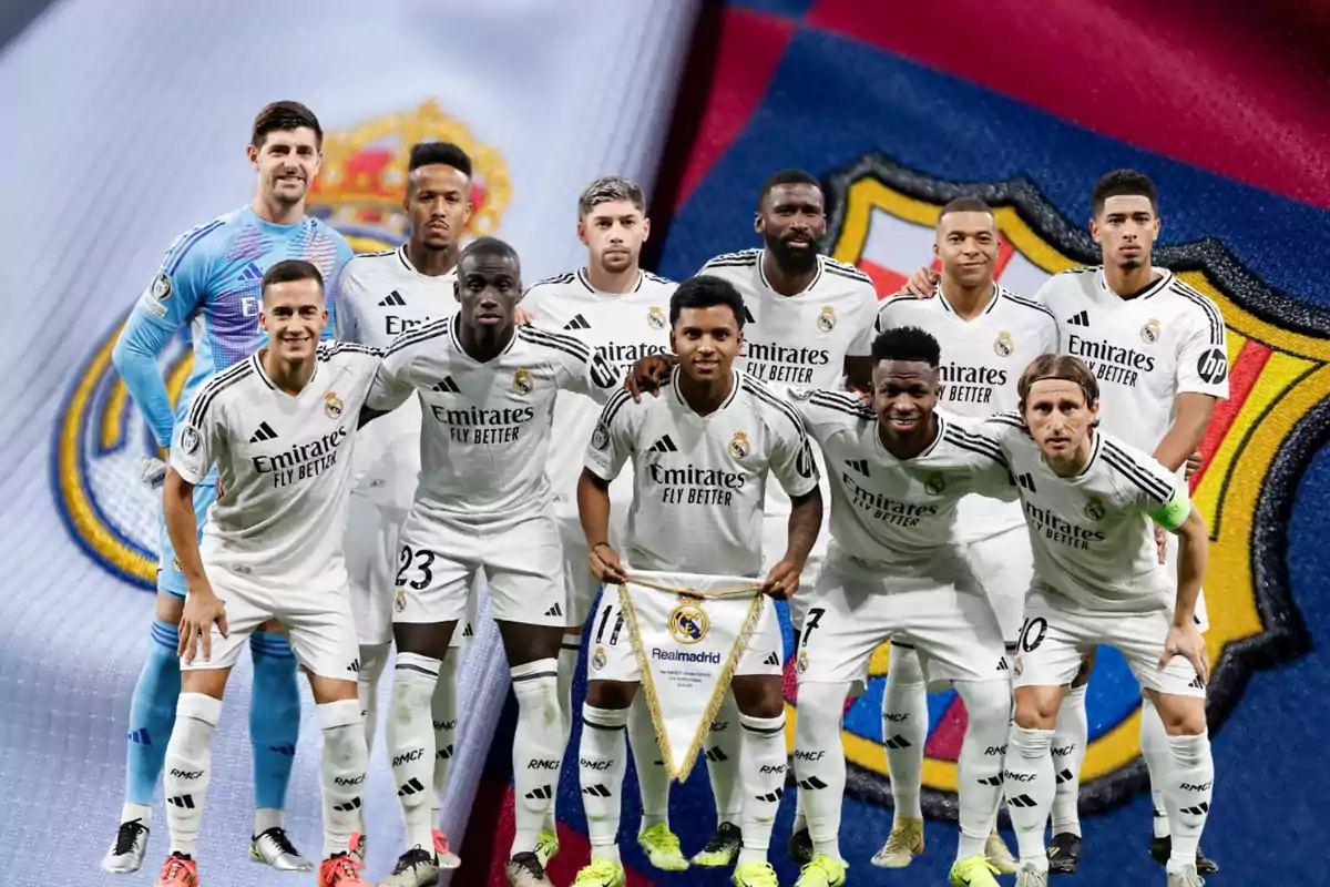 Jugadores de fútbol del Real Madrid posando frente a una bandera del club.