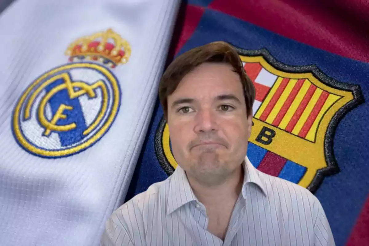 Un hombre con expresión neutral frente a los escudos de los equipos de fútbol Real Madrid y Barcelona.