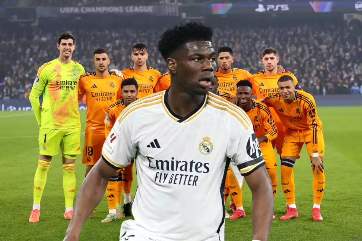 Un grupo de jugadores de fútbol del Real Madrid posando en el campo, con uno de ellos en primer plano.