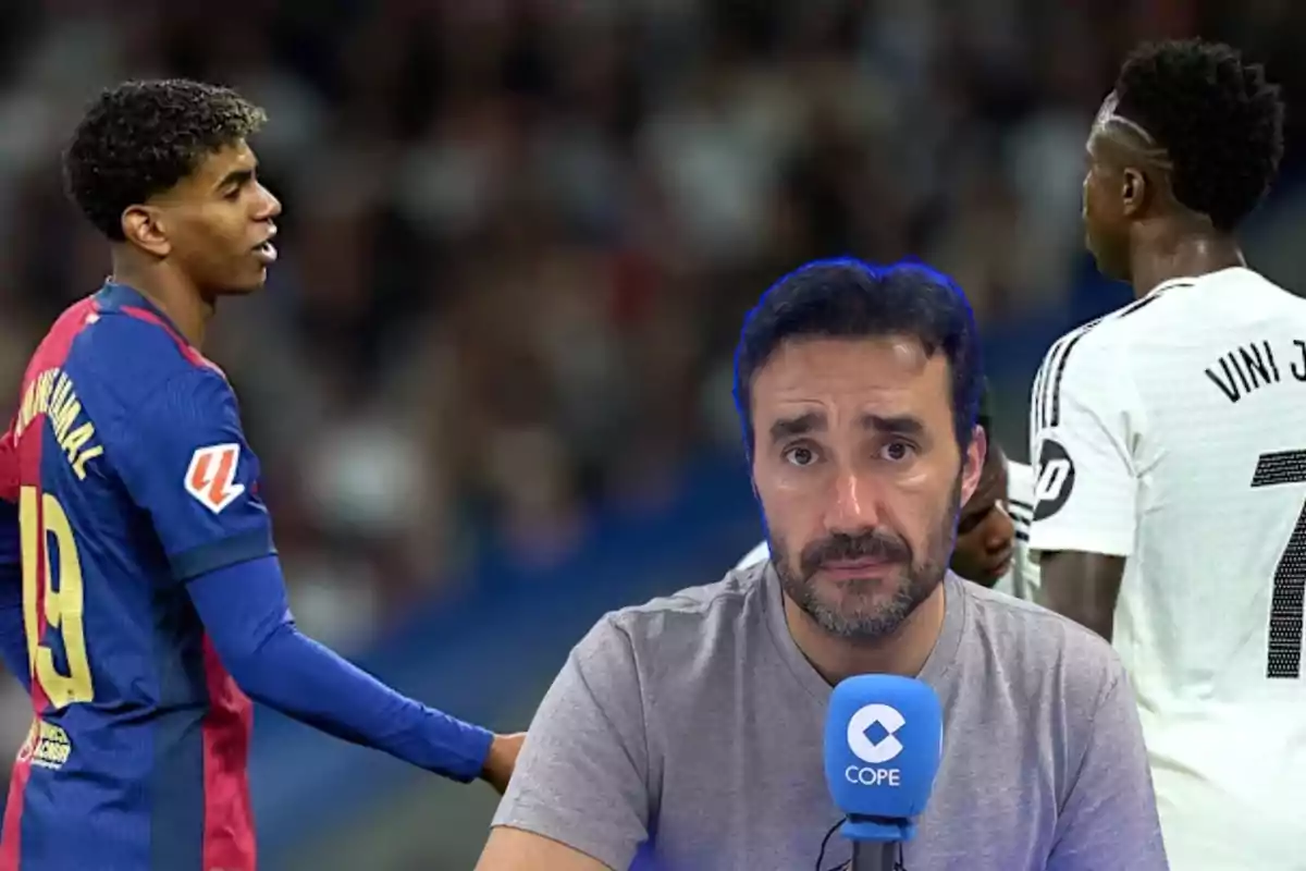Un hombre con un micrófono de la cadena COPE en primer plano y dos jugadores de fútbol en el fondo, uno con uniforme azul y rojo y otro con uniforme blanco.