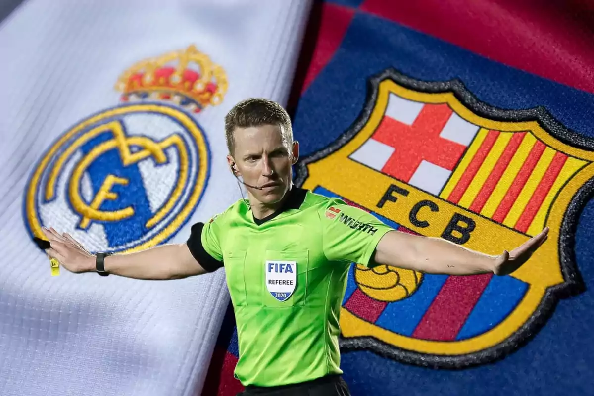 Un árbitro de fútbol en uniforme verde aparece en primer plano con los escudos de los equipos Real Madrid y FC Barcelona de fondo.