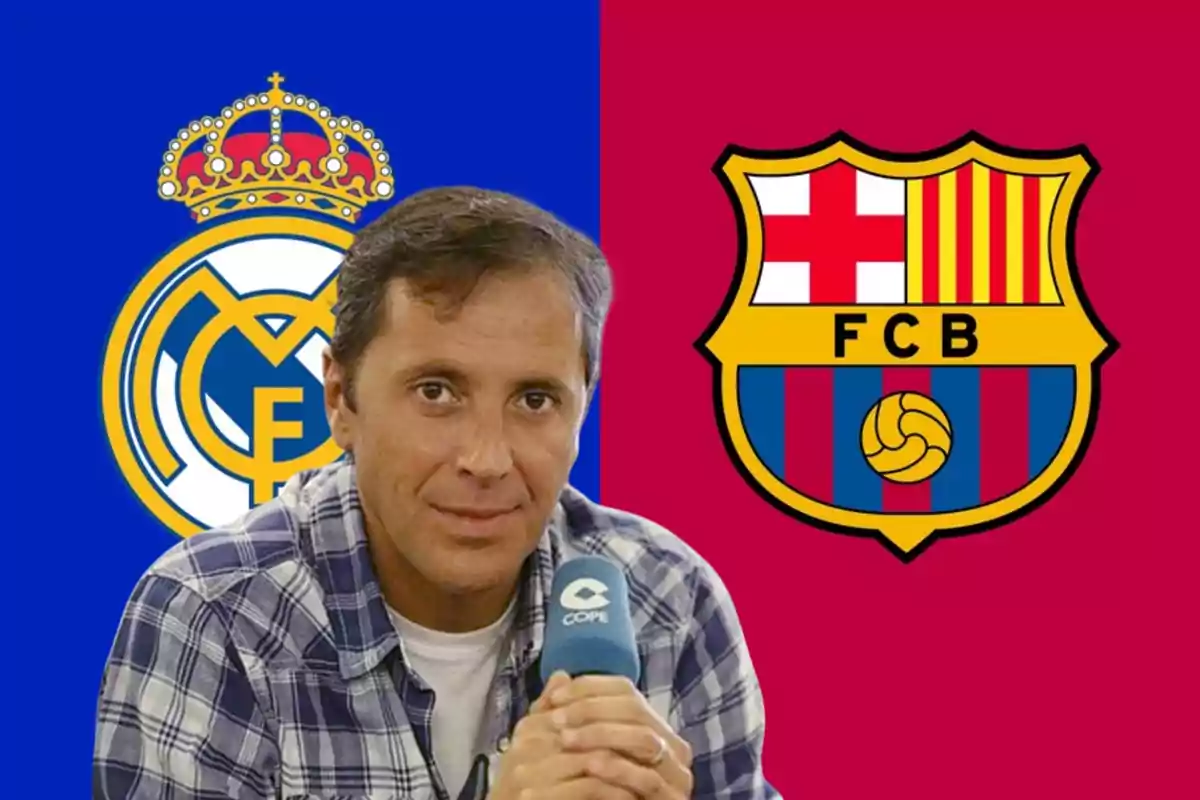 Un hombre con una camisa a cuadros sostiene un micrófono de COPE frente a los escudos del Real Madrid y el FC Barcelona.