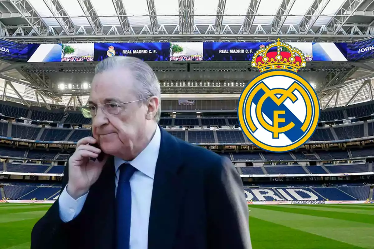 Un hombre hablando por teléfono en un estadio de fútbol con el logo del Real Madrid al fondo.