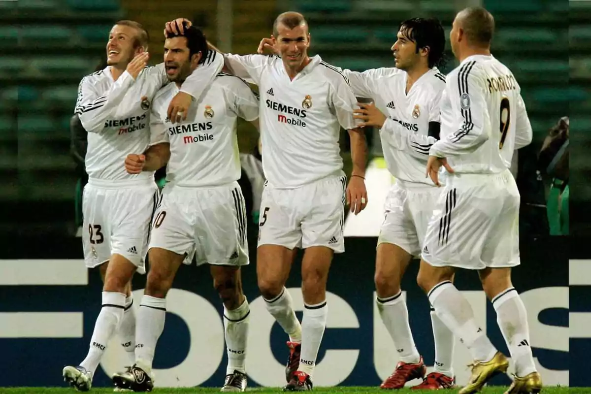 Jugadores de fútbol del Real Madrid celebrando en el campo con uniformes blancos. Jugadores de fútbol del Real Madrid celebrando en el campo con uniformes blancos.