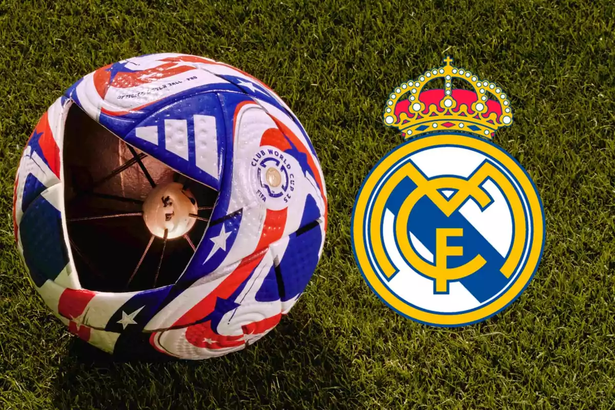 Balón de fútbol roto sobre césped junto al escudo del Real Madrid