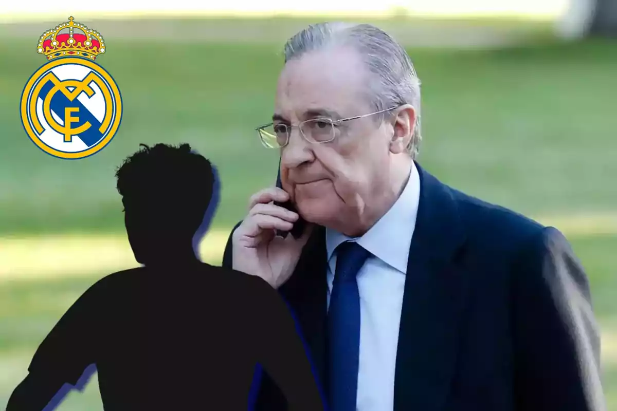 Un hombre mayor con traje y corbata habla por teléfono mientras camina al aire libre, con el logo del Real Madrid en la esquina superior izquierda y la silueta de una persona en primer plano.