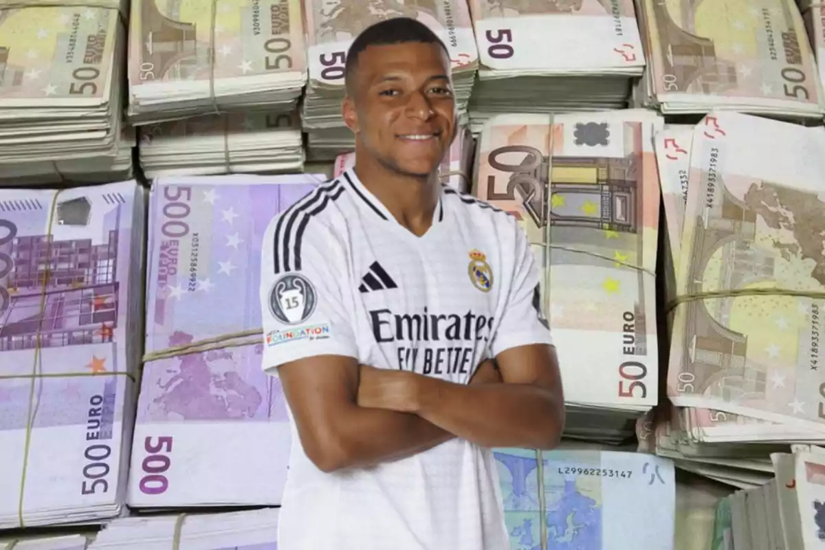 Un jugador de fútbol con una camiseta blanca está de pie frente a una gran cantidad de billetes de euro apilados.