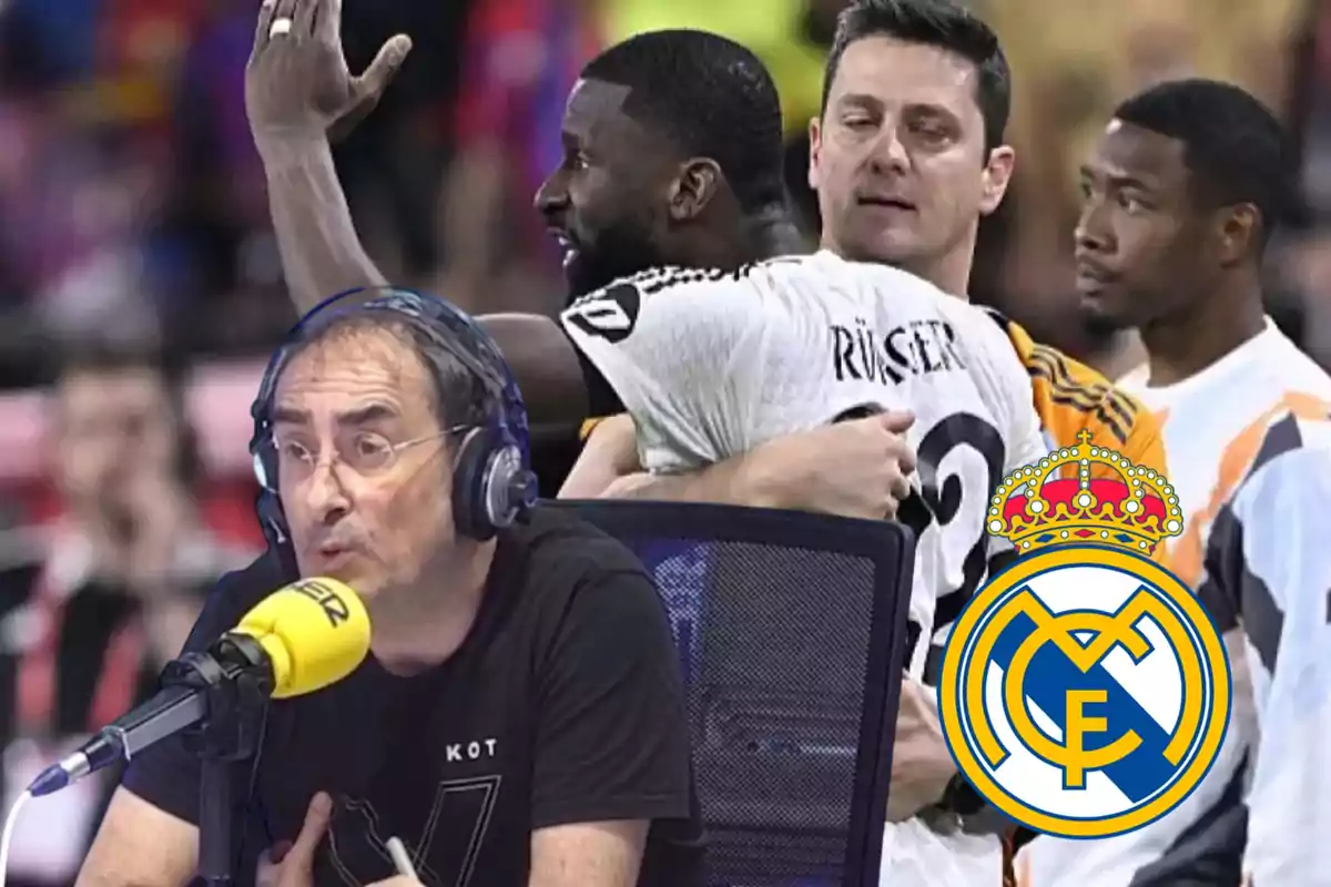 Un hombre con auriculares habla frente a un micrófono con un logo del Real Madrid superpuesto, mientras al fondo se observa a jugadores de fútbol abrazándose.