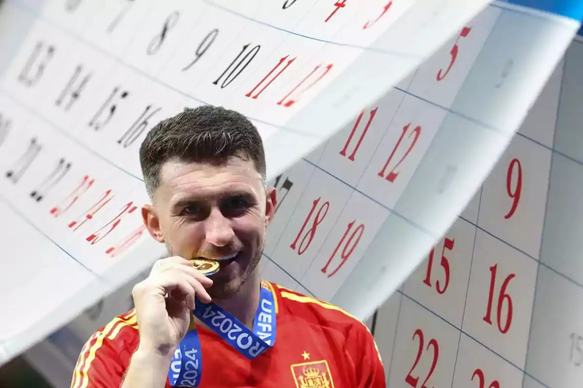 Un jugador de fútbol con una medalla en la boca frente a un fondo de calendario.