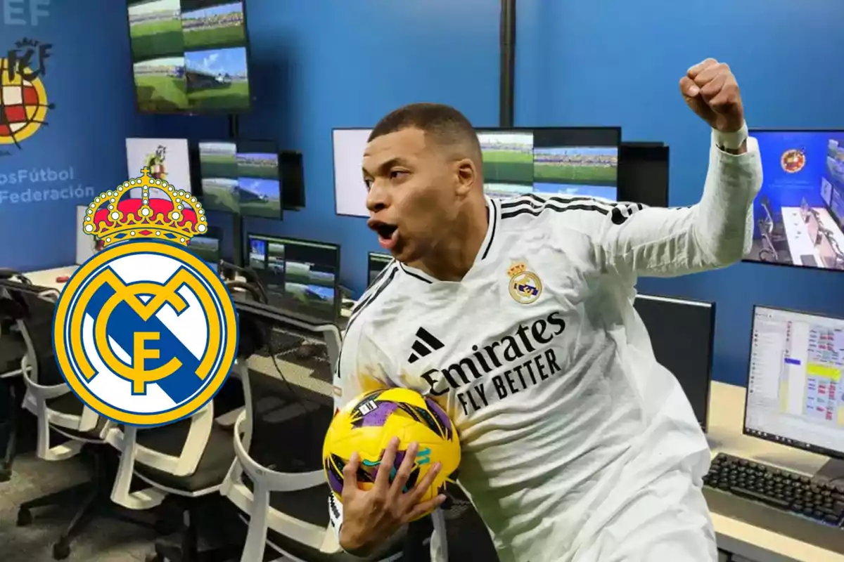 Un jugador de fútbol con uniforme blanco celebra con un balón en la mano frente a una sala de control llena de pantallas, junto al escudo del Real Madrid.