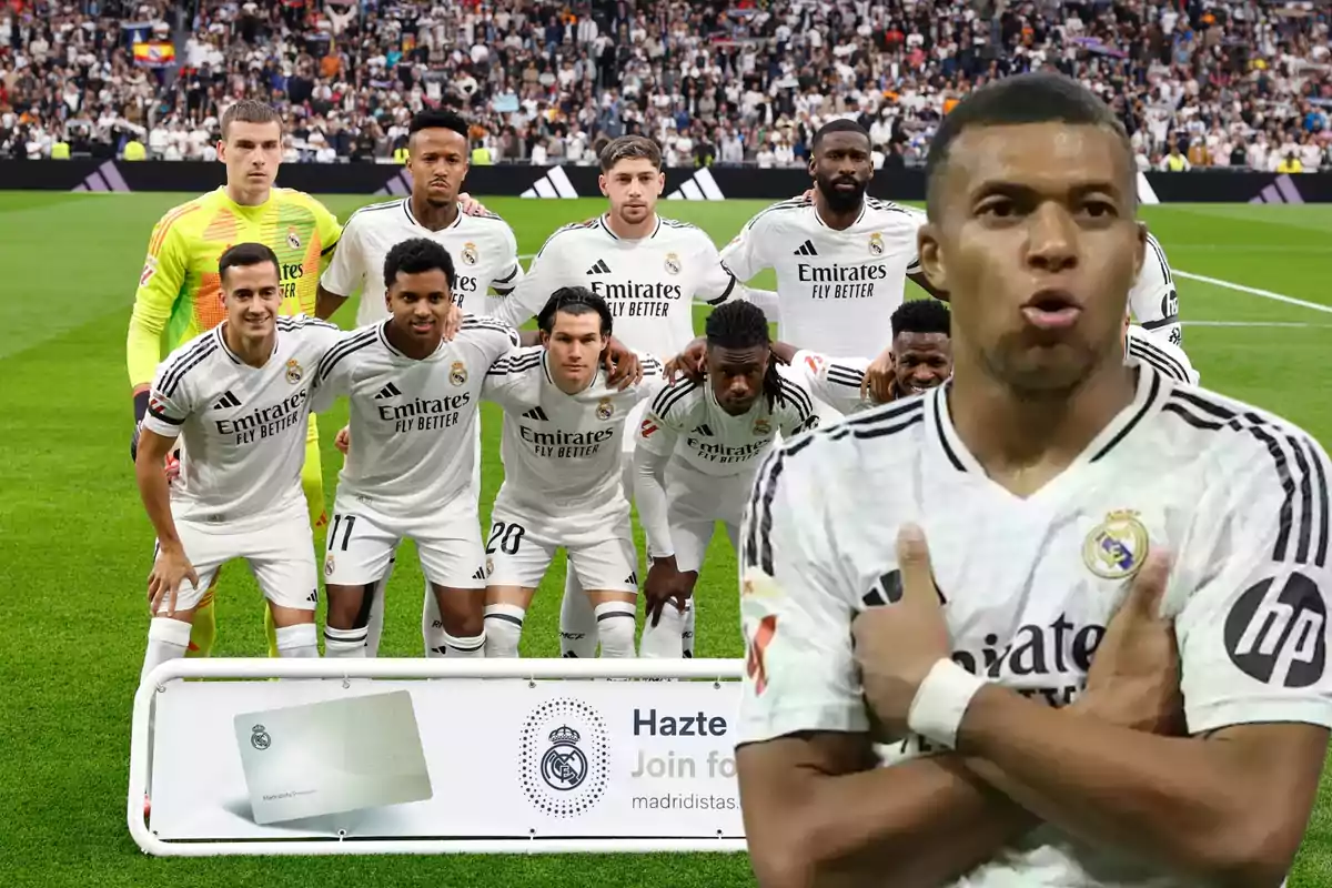 Un equipo de fútbol posando en el campo con un jugador destacado al frente, todos vistiendo uniformes blancos con el logo de un patrocinador visible.