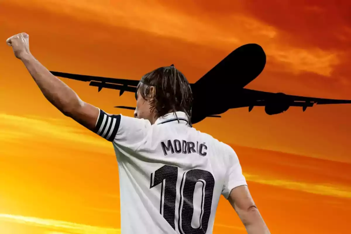 Futbolista con el número 10 y el nombre Modric en la camiseta levantando el brazo frente a un avión volando al atardecer