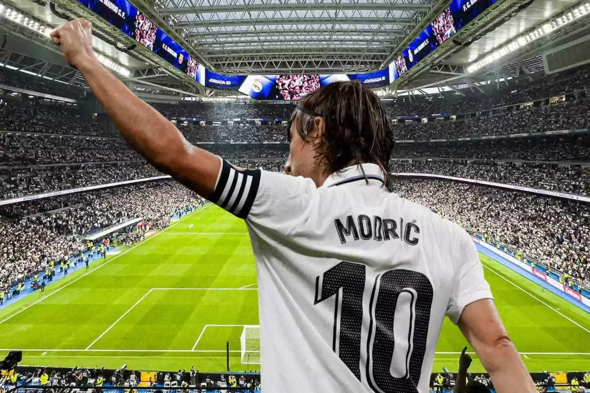 Futbolista con el dorsal 10 y el nombre Modric celebrando en un estadio lleno de aficionados