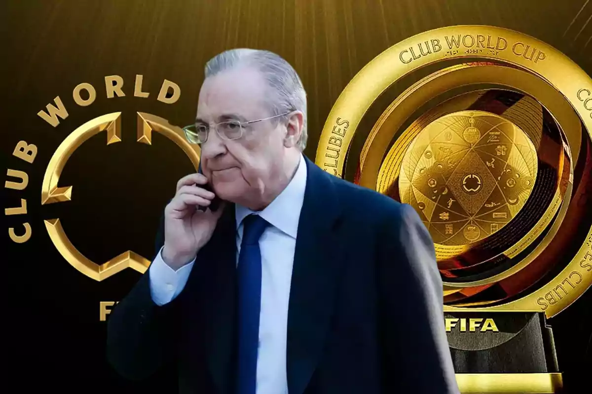 Un hombre hablando por teléfono frente a un trofeo del Mundial de Clubes de la FIFA.