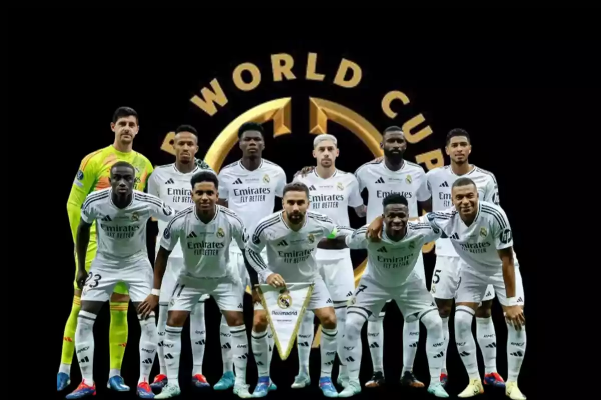 Un equipo de fútbol posando frente a un fondo negro con el texto "World Cup" en letras doradas.