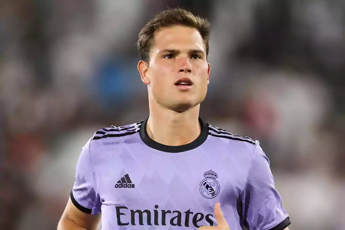 Jugador de fútbol con camiseta morada del Real Madrid en el campo de juego.