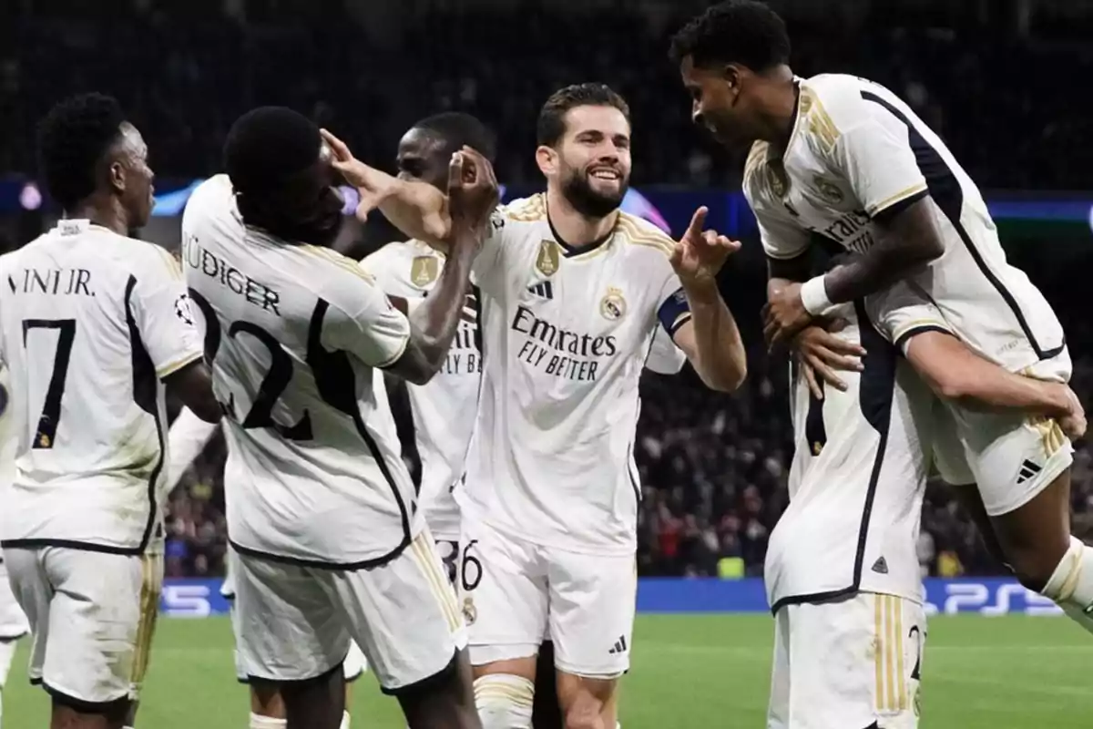 Jugadores del Real Madrid celebrando un gol en un partido de fútbol.