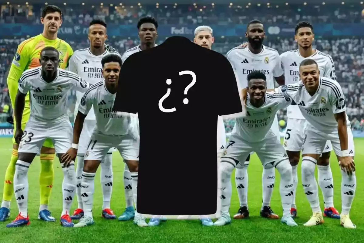 Un equipo de fútbol posando en el campo con una camiseta negra superpuesta en el centro que tiene un signo de interrogación.