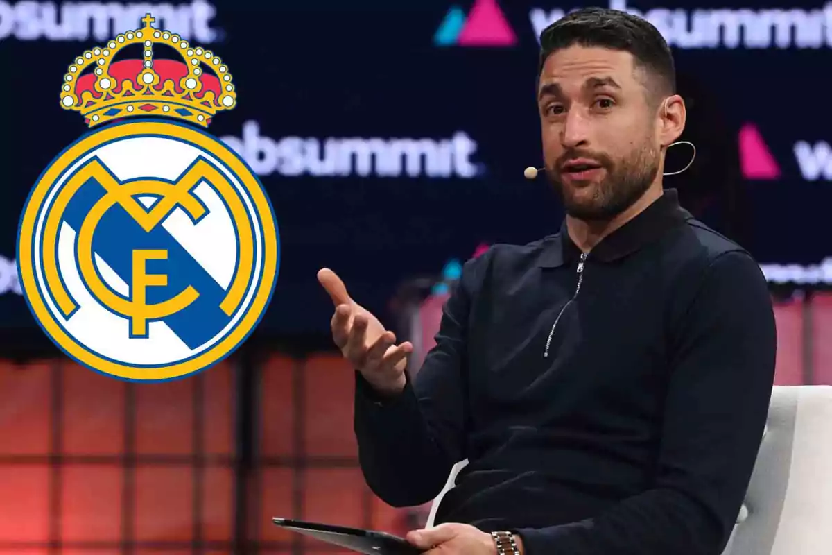 Un hombre hablando en un escenario con el logo del Real Madrid superpuesto.