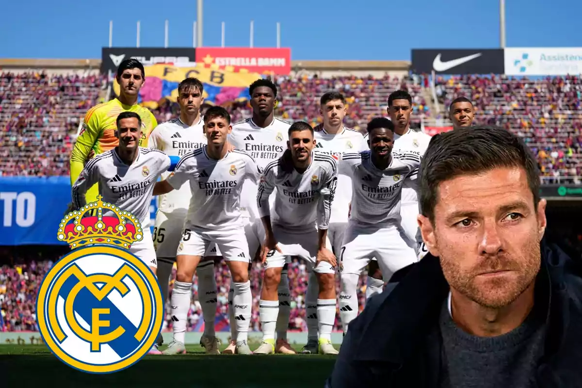 Un equipo de fútbol posando en el campo con un entrenador en primer plano y el escudo del club en la esquina.