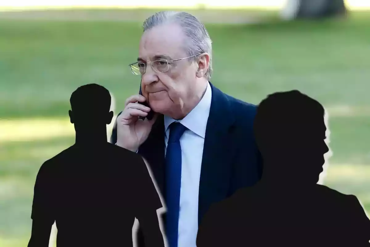 Un hombre mayor con traje y corbata habla por teléfono mientras camina al aire libre, acompañado de dos siluetas negras de personas.