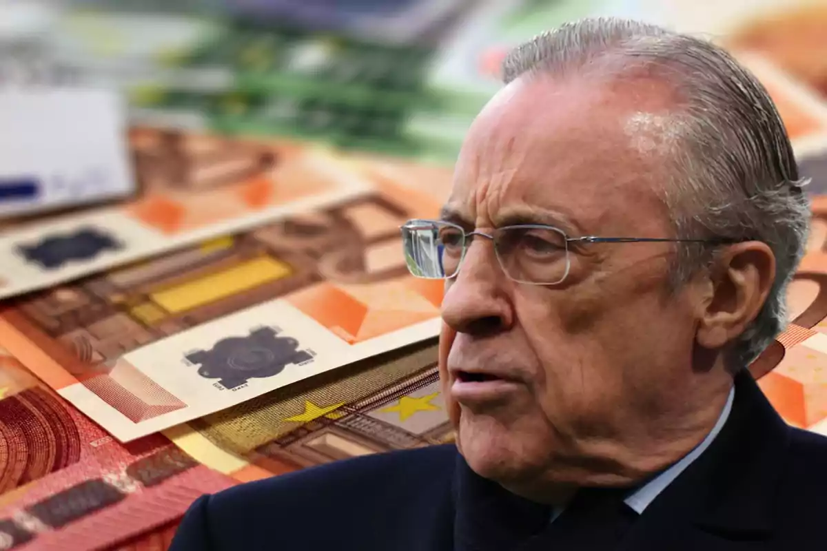 Un hombre con gafas aparece en primer plano con billetes de euro desenfocados en el fondo.