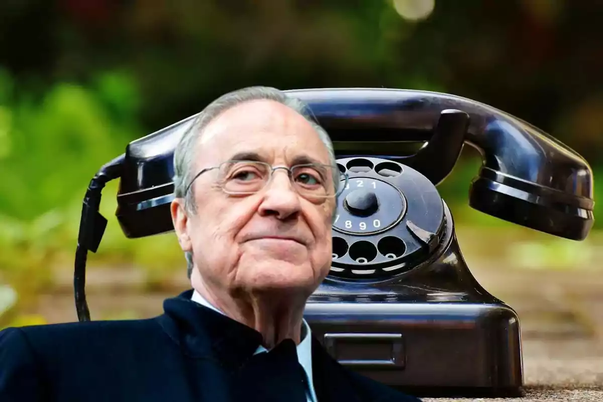 Un hombre mayor con gafas aparece frente a un teléfono antiguo de disco en un entorno al aire libre.