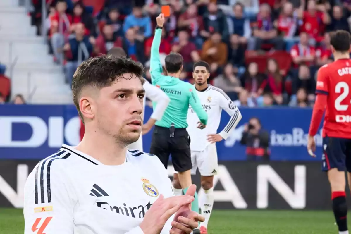 Un jugador de fútbol del Real Madrid aplaude mientras un árbitro muestra una tarjeta roja en el fondo durante un partido.