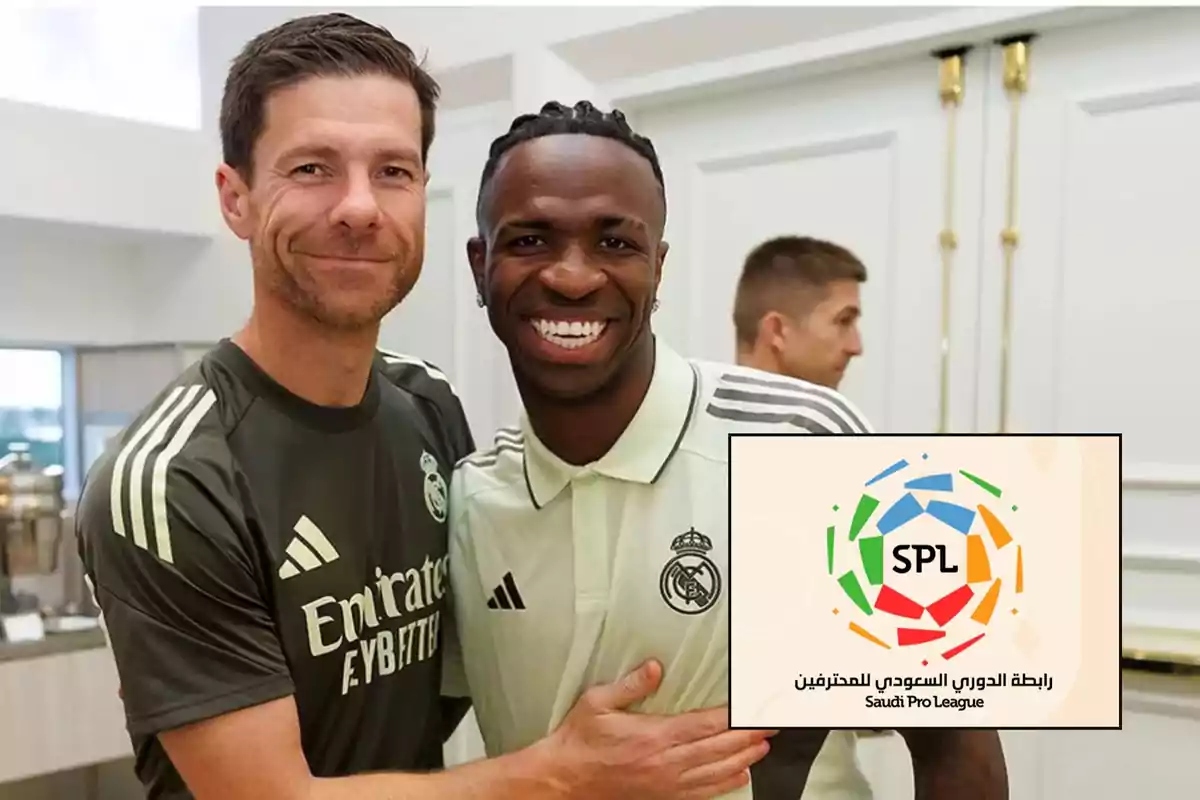 Dos jugadores del Real Madrid sonríen y posan juntos mientras en la esquina inferior derecha aparece el logo de la Saudi Pro League